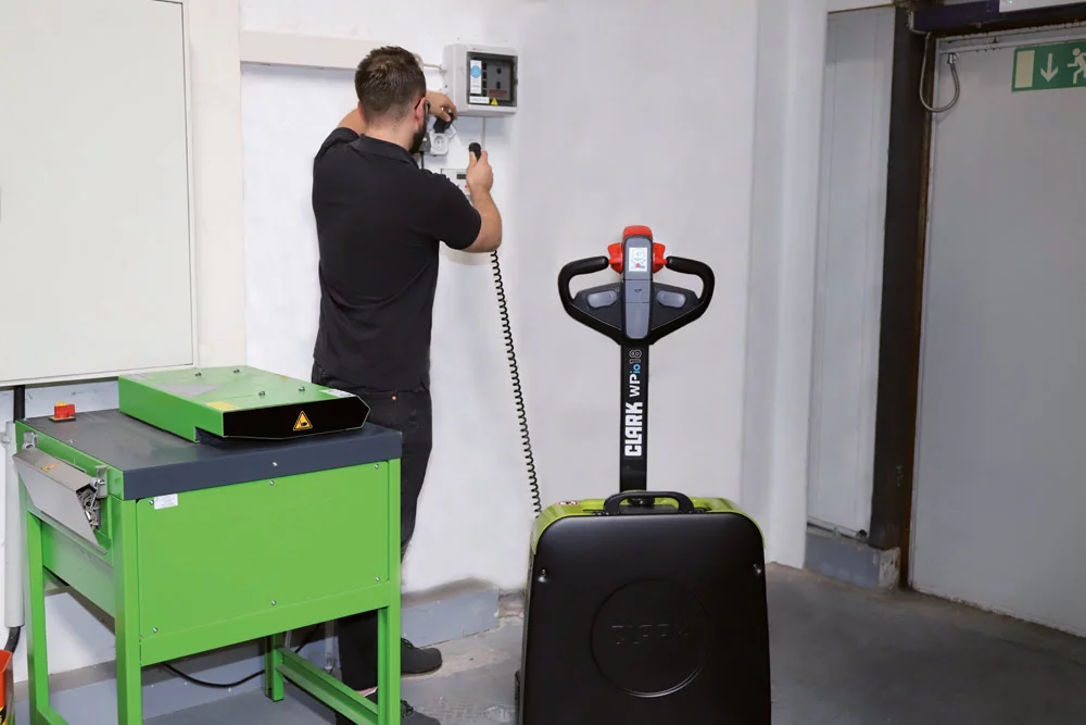 CHARGE DE LA BATTERIE SUR TOUTE PRISE 230 V | G3M Transpalettes électriques Lithium-Ion WPio18 Laxou 2